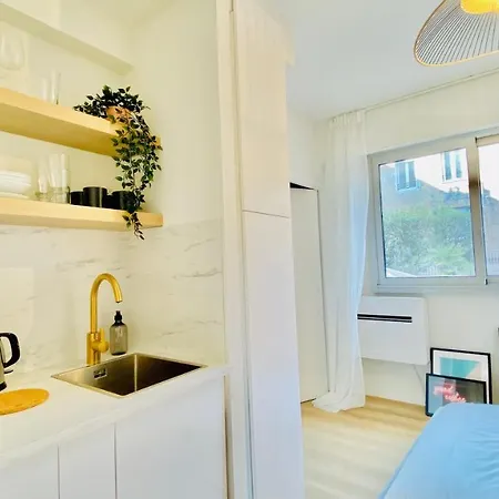 New Designer Next To Casino Square With Ac & Internet *