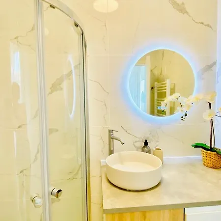 New Designer Next To Casino Square With Ac & Internet *