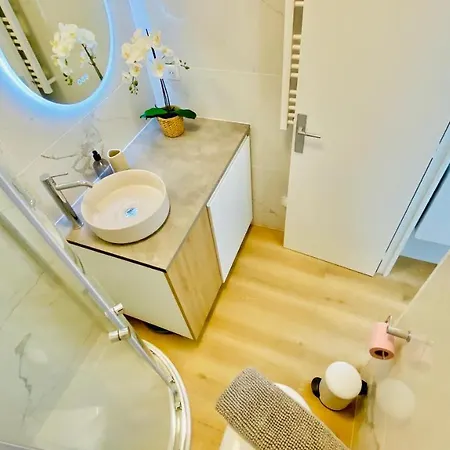 New Designer Next To Casino Square With Ac & Internet Διαμέρισμα