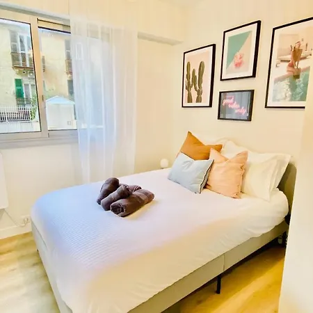 New Designer Next To Casino Square With Ac & Internet Διαμέρισμα